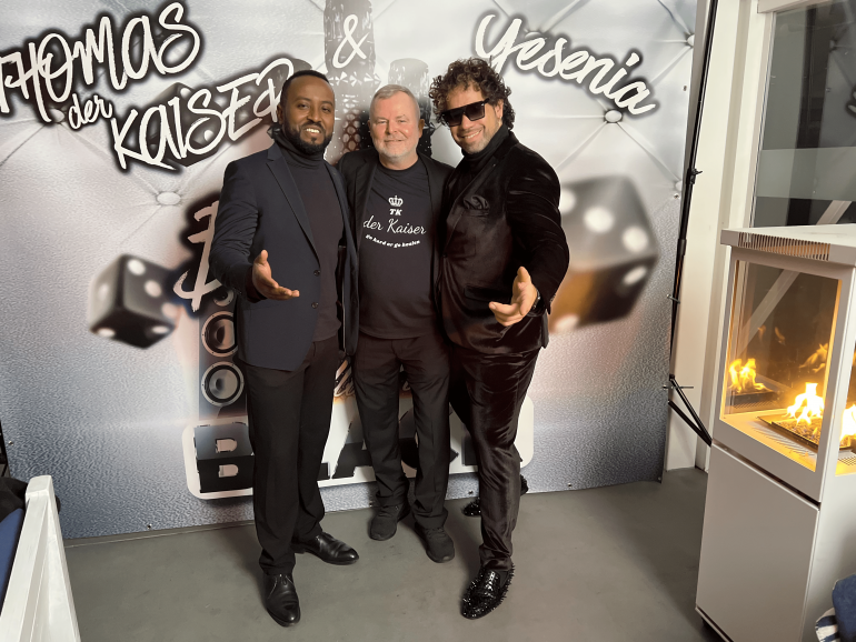 Radio Holiday Black Night Party